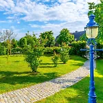 Unter Den Linden * Boltenhagen (Ostseebad)