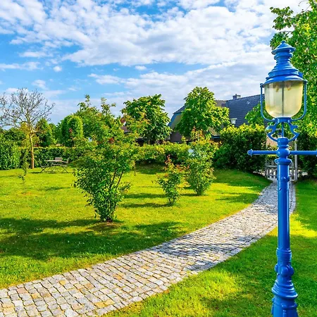 Unter Den Linden * Boltenhagen (Ostseebad)